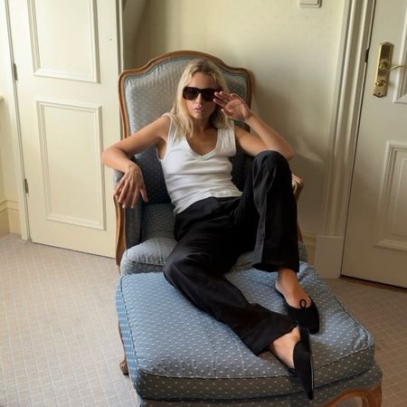 Stephanie Broek in slipper mules