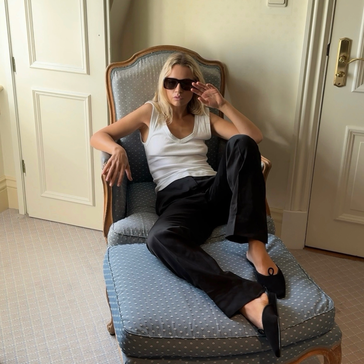 Stephanie Broek in slipper mules