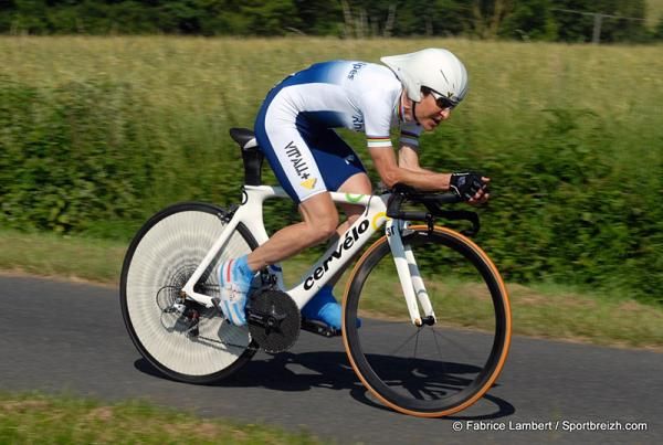 Jeannie Longo-Ciprelli (Rh&ocirc;ne-Alpes) rides to victory.
