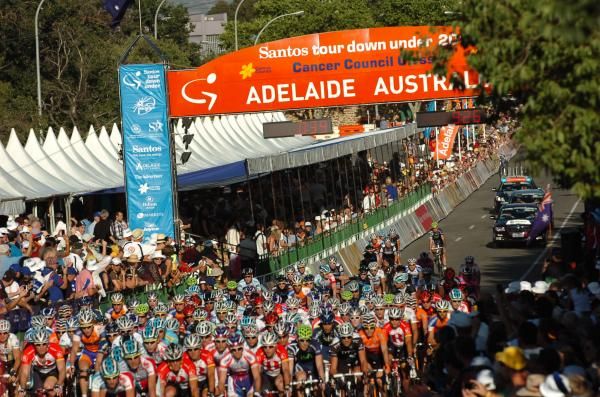 The peloton begins the 51km evening criterium