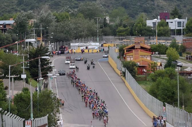 The peloton rolls down the Autodromo a Portezuelo Race Circuit.