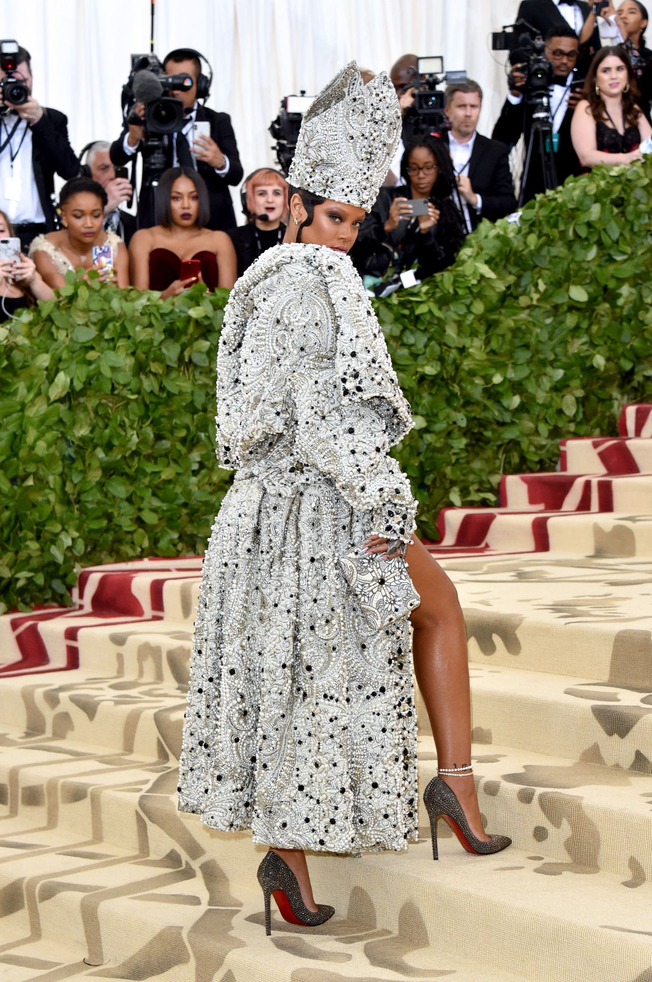 NEW YORK, NY - MAY 07: Rihanna attends the Heavenly Bodies: Fashion &amp; The Catholic Imagination Costume Institute Gala at The Metropolitan Museum of Art on May 7, 2018 in New York City. (Photo by John Shearer/Getty Images for The Hollywood Reporter)