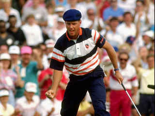Payne Stewart sporting the colours of the Chicago Bears en route to victory in 1989