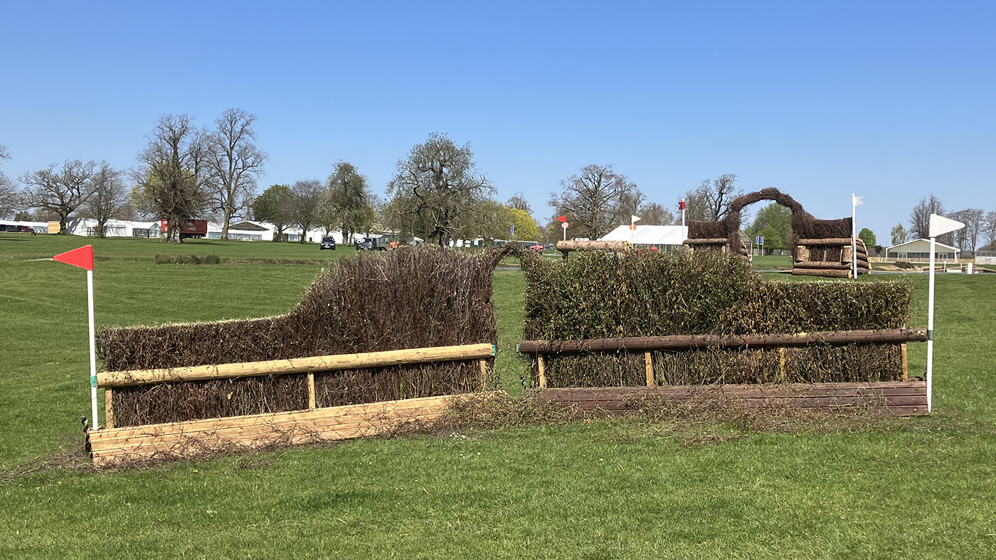 The shoulder brush fences at 18C from the landing side