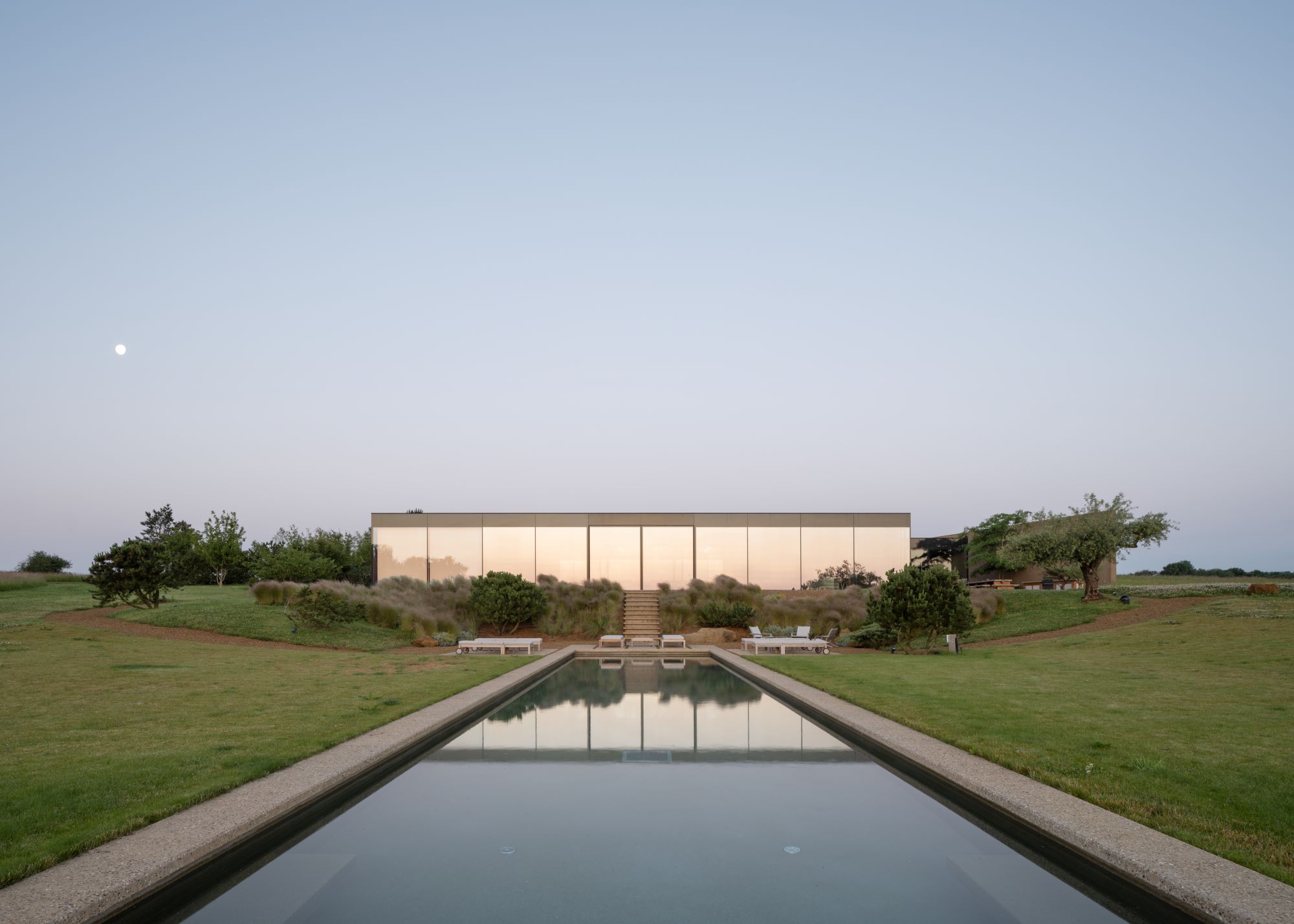 Hiaven house by McLaren Excell, a minimalist home in the biritsh countryside