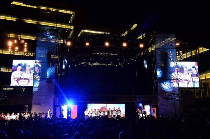 The Etixx team is on stage