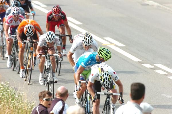 Hushovd fights to get on Sagan's wheel