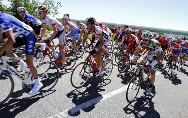 The peloton takes in Beauce's scenery.