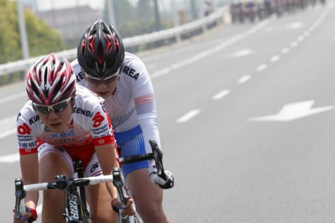 Eun Hee Kim (Korea) and Qianyu Yang (Hong Kong) are about to be caught by the peloton