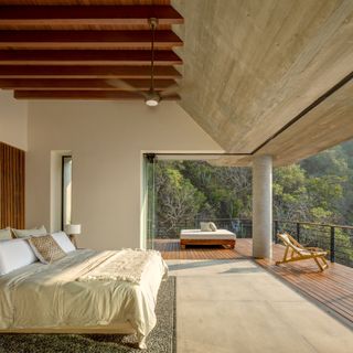 Bedroom with tilted ceiling at casa acantilado