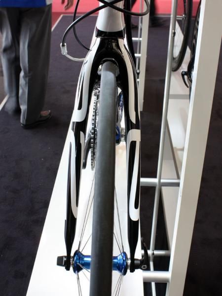 The Scapula fork blades seem unusually wide for an aero bit but we'd guess that lateral stiffness is very good and they do have to house those brake arms, too.