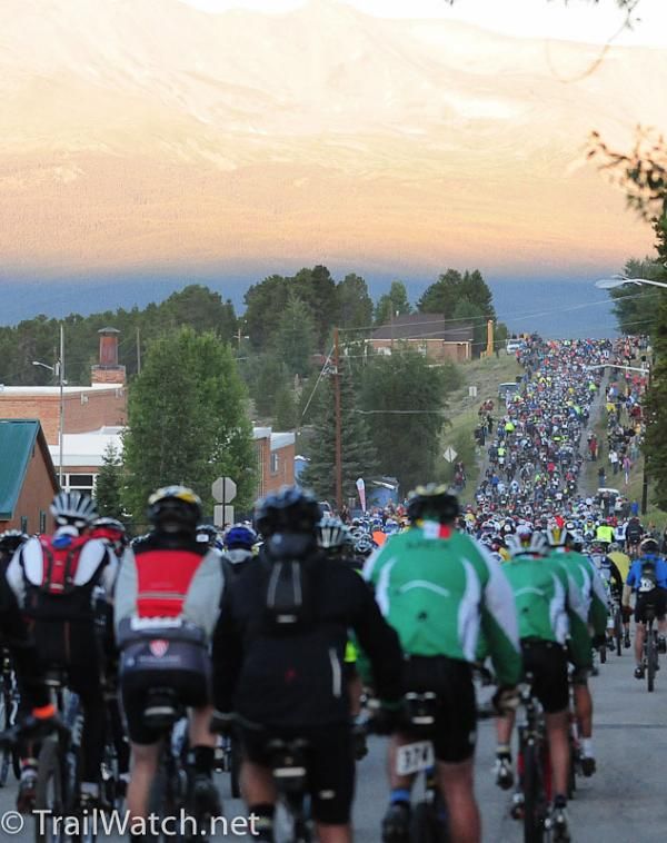 Racers depart Leadville en mass at 6:30 am