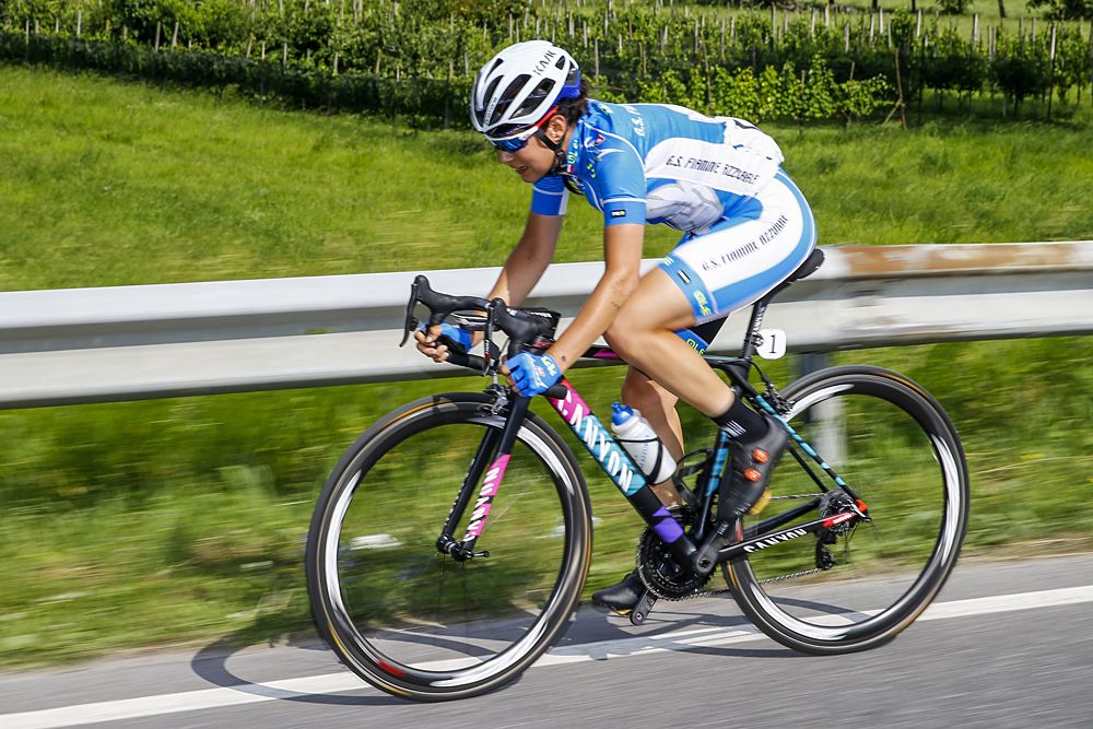 Elena Cecchini goes on the attack solo