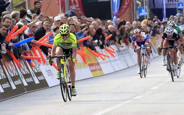 Tatiana Guderzo (MCipollini-Gambenini) wins the sprint for second