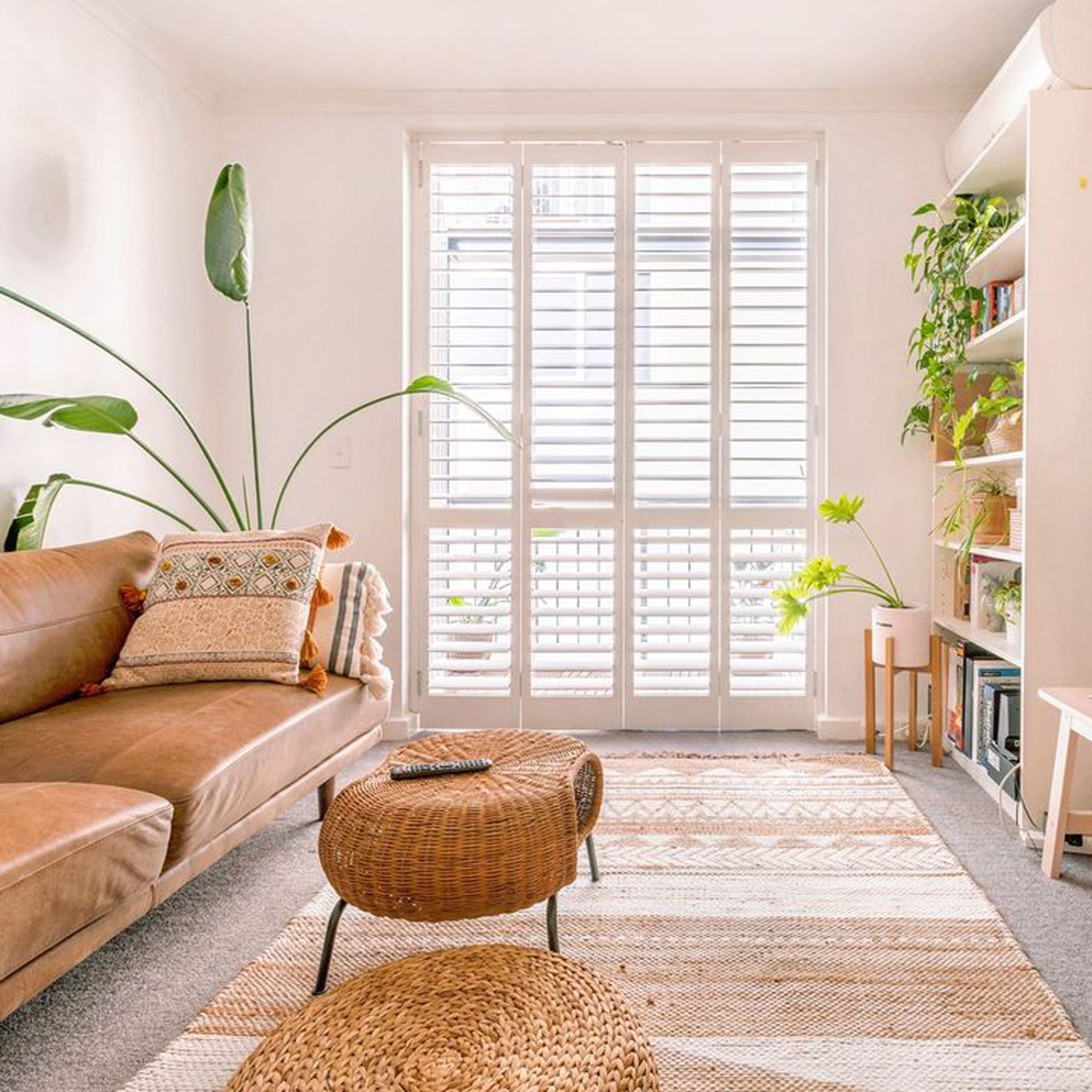 Lounge boho yang terang dan lapang dengan tekstur alami dan tanaman hias