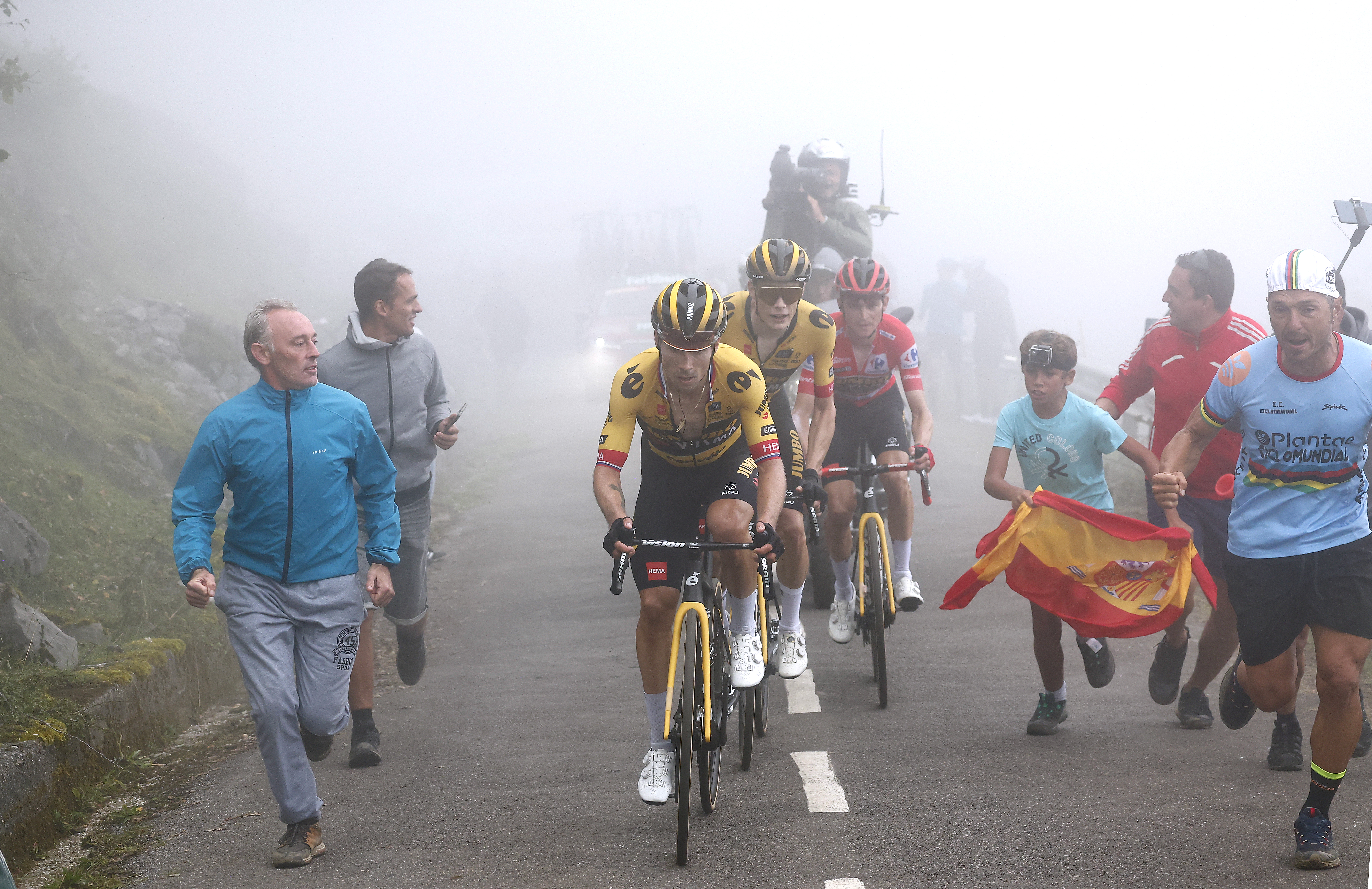 ALTU DE L&#039;ANGLIRU, SPAIN - SEPTEMBER 13: Primoz Roglic of Slovenia, Jonas Vingegaard of Denmark and Sepp Kuss of The United States and Team Jumbo-Visma - Red Leader Jersey compete in the breakaway climbing to the Altu de L&#039;Angliru (1555m) during the 78th Tour of Spain 2023, Stage 17 a 124.4km stage from Ribadesella - Ribeseya to Altu de L&#039;Angliru 1555m / #UCIWT / on September 13, 2023 in Altu de L&#039;Angliru, Spain. (Photo by Luis Angel Gomez - Pool/Getty Images)