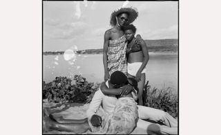 Les Retrouvailles au bord du fleuve Niger, by Malick Sidibé