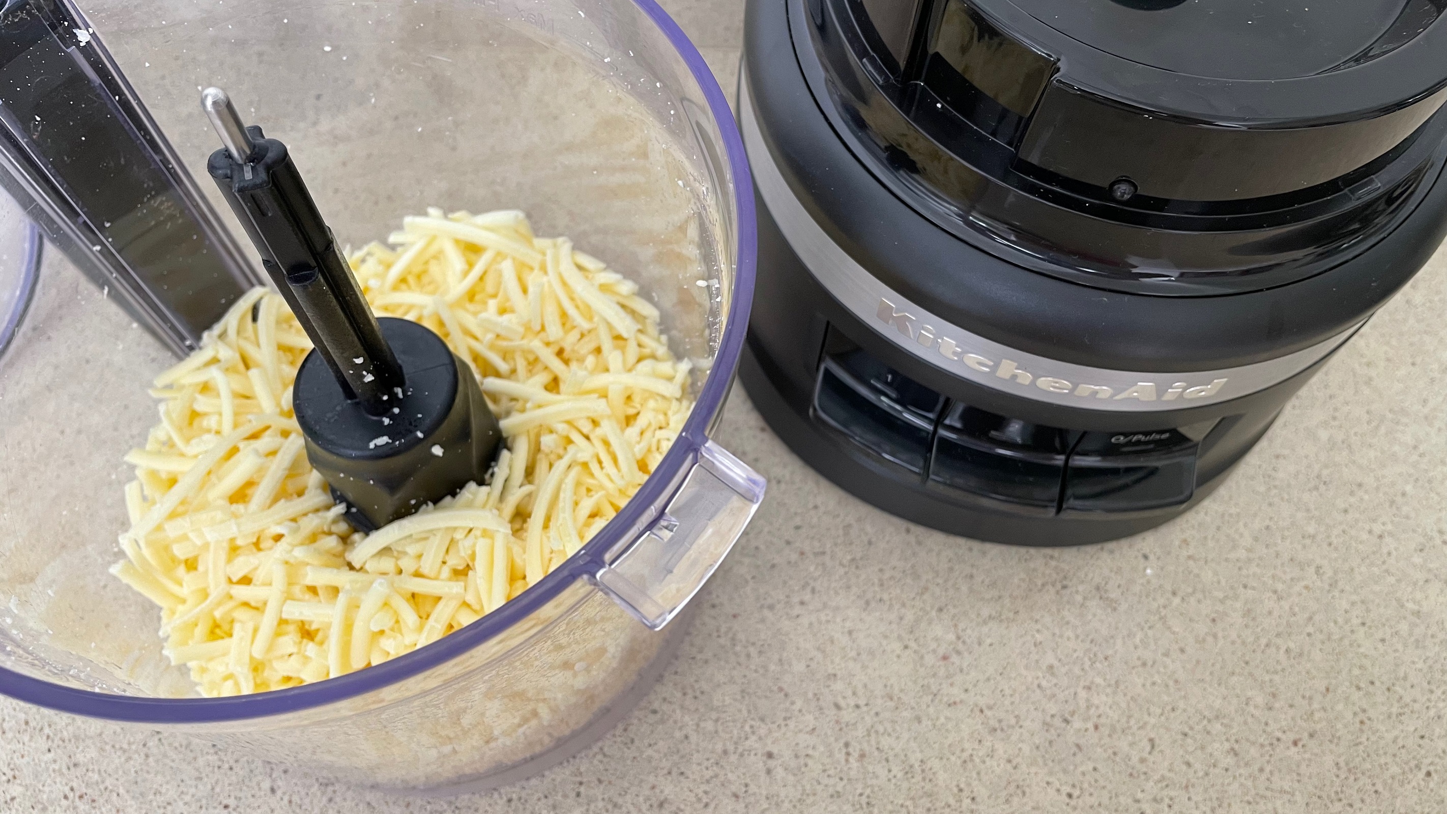 processador de alimentos kitchenaid cortando queijo