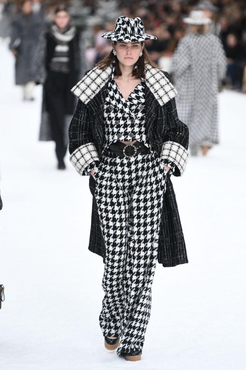 Fashion, Runway, Fashion show, Clothing, Fashion model, Street fashion, Winter, Haute couture, Shoulder, Black-and-white,
