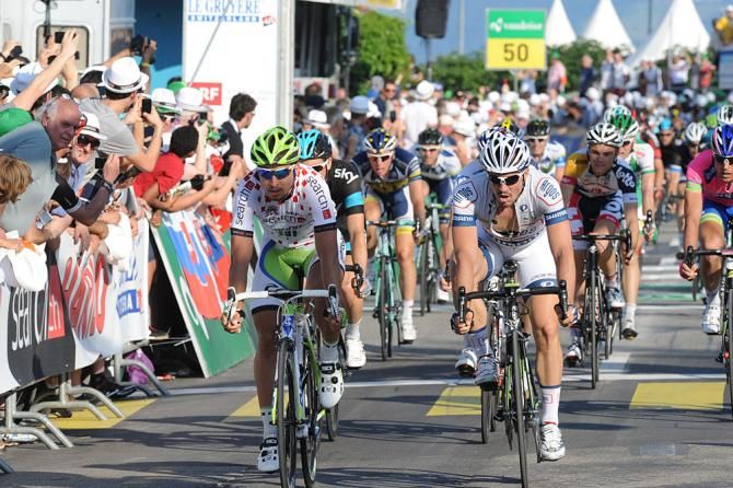 Peter Sagan and John Degenkolb lead the main bunch to the finish