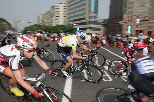 David McCann (Giant Asia) rides in the middle of the peloton