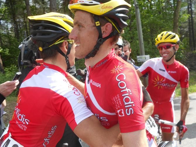 Cofidis celebrates the win of Julien Simon