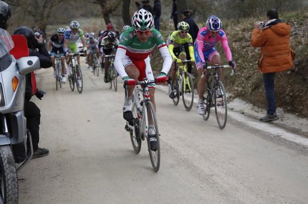 Italian champion Giovanni Visconti (Farnese Vini-Neri) tackles the dust roads.
