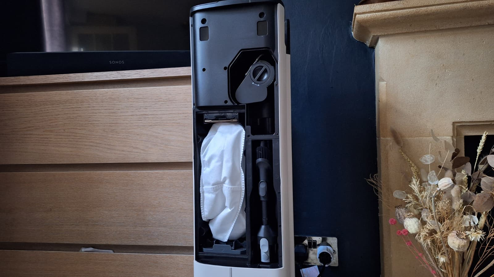 Detail tools in the Roborock H60 Hub Ultra dock