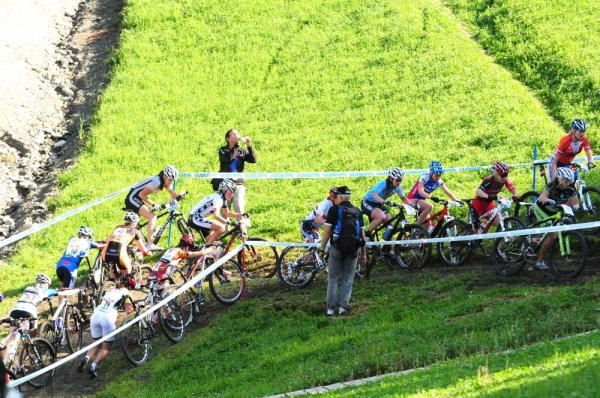 Elite Women pushing their bikes at times