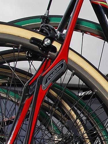The new seat stay assembly includes a slightly less radical shape and elongated Zertz inserts.