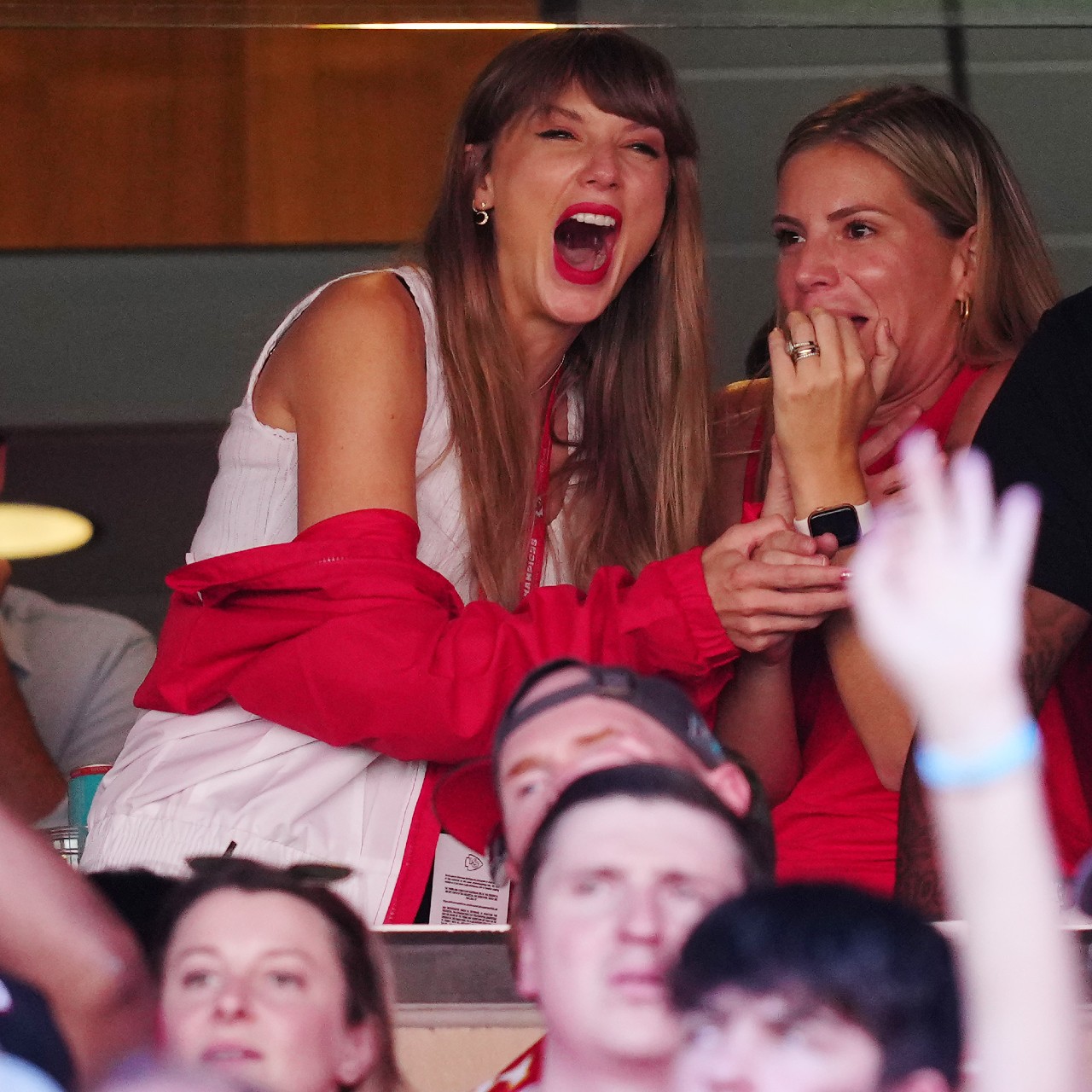 Travis Kelce jersey sales spike nearly 400% after Taylor Swift attends  Chiefs game