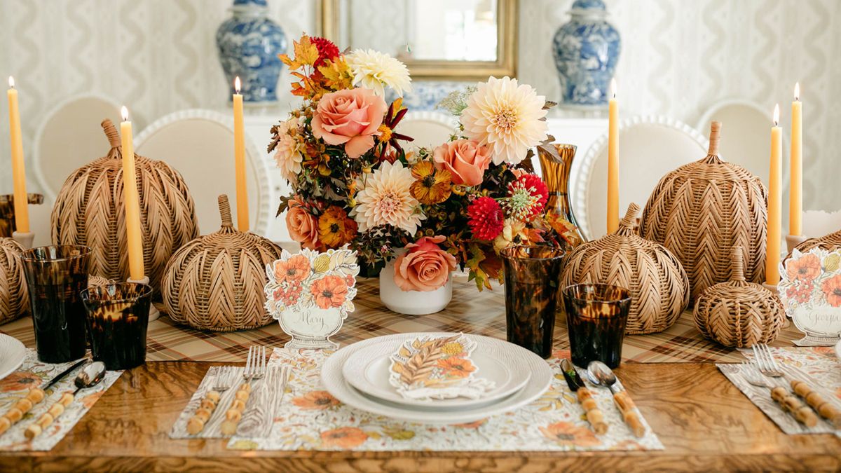 9 idées de décoration de table d'automne élégantes que vous voudrez voler pour vos soirées saisonnières (et un guide pour faire exactement cela)