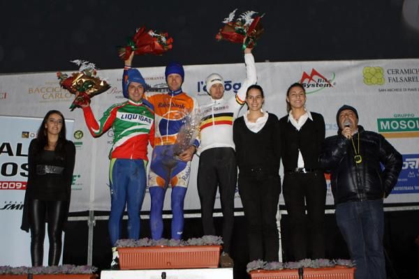 The elite men's podium (l-r): Enrico Franzoi (Liquigas), 2nd; Gerben de Knegt (Rabobank), 1st; Ben Berden (Revor), 3rd.