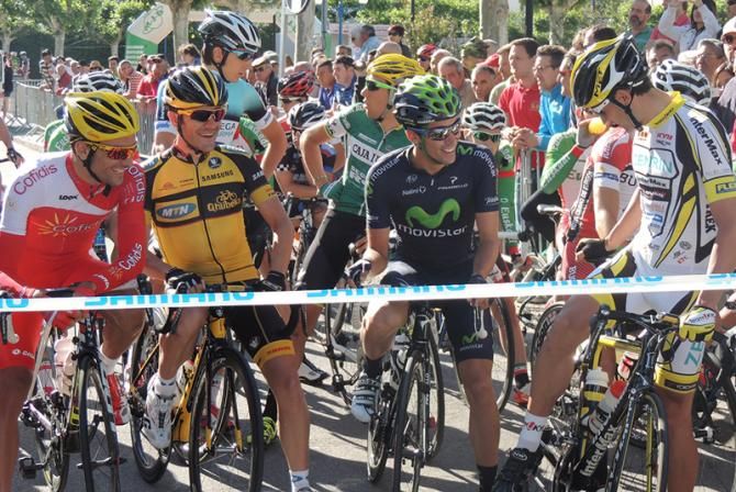 Toribio chats and shows his Team Ukyo Columbia-looking maillot to Mat&eacute;, Pardilla and Jos&eacute; Herrada