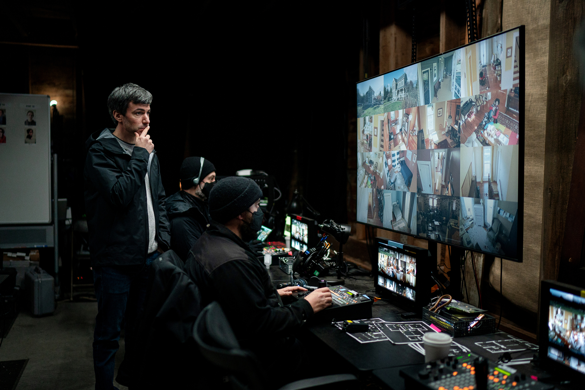 Nathan Fielder mira un monitor con 16 subtítulos dentro de la casa en la que vive, en The Rehearsal.