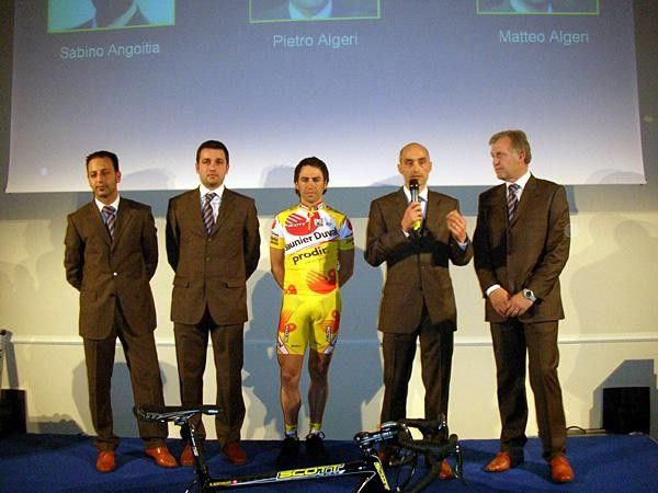 Gilberto Simoni and his new team.