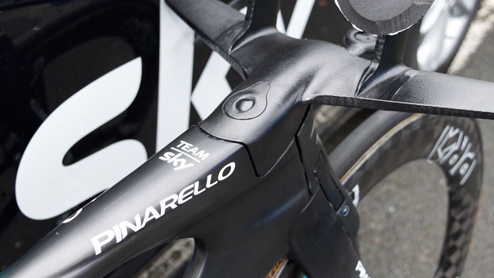 The headset and stem is fully integrated into the Italian frame