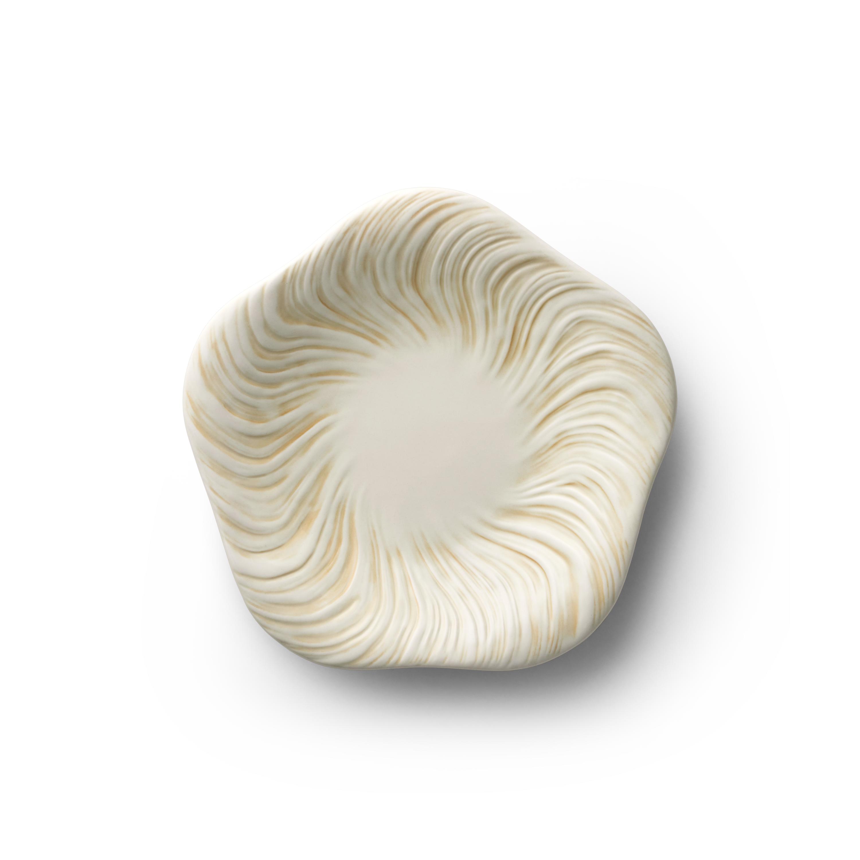 Shell-shaped porcelain vessel