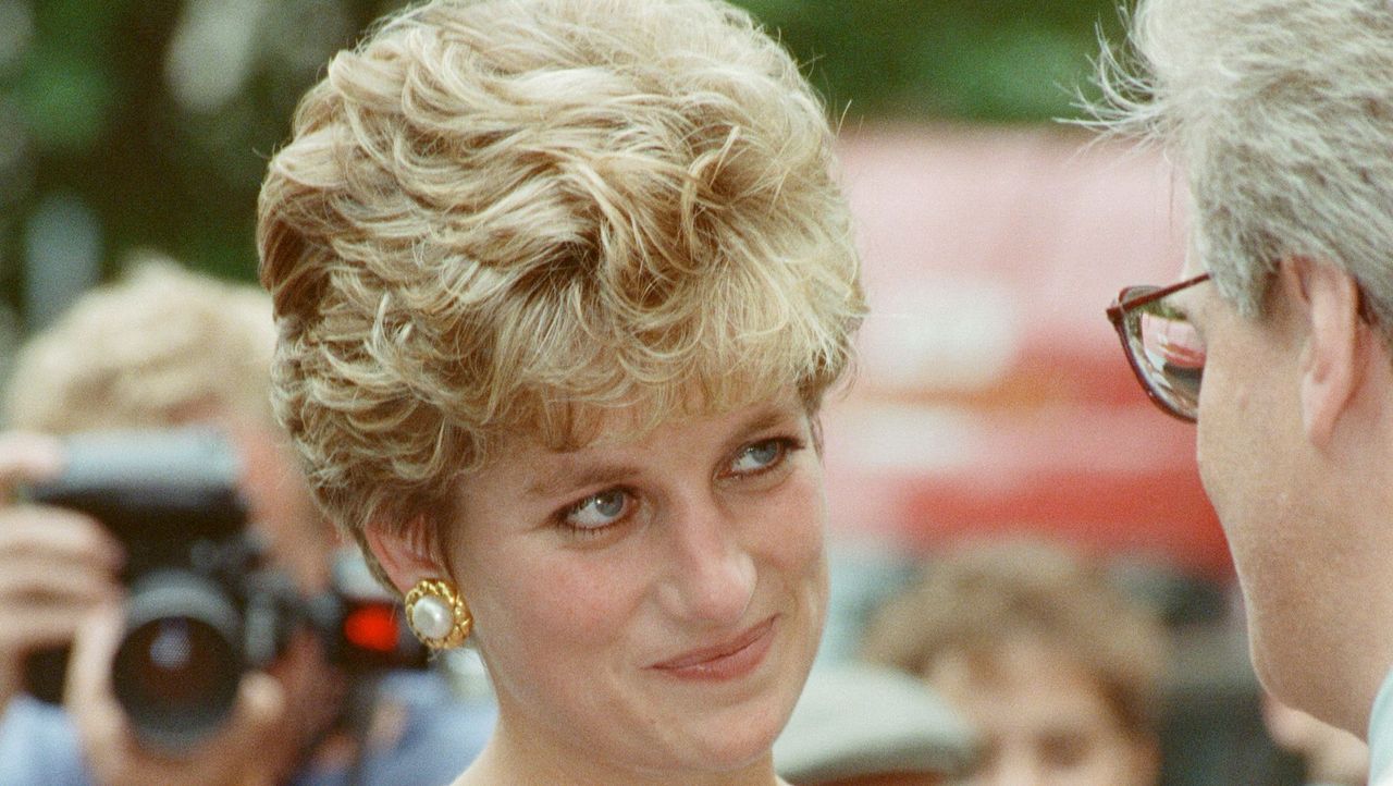 princess diana, princess of wales, visits the lighthouse project for aids victims west london picture taken 20th july 1992 photo by kent gavinmirrorpixgetty images