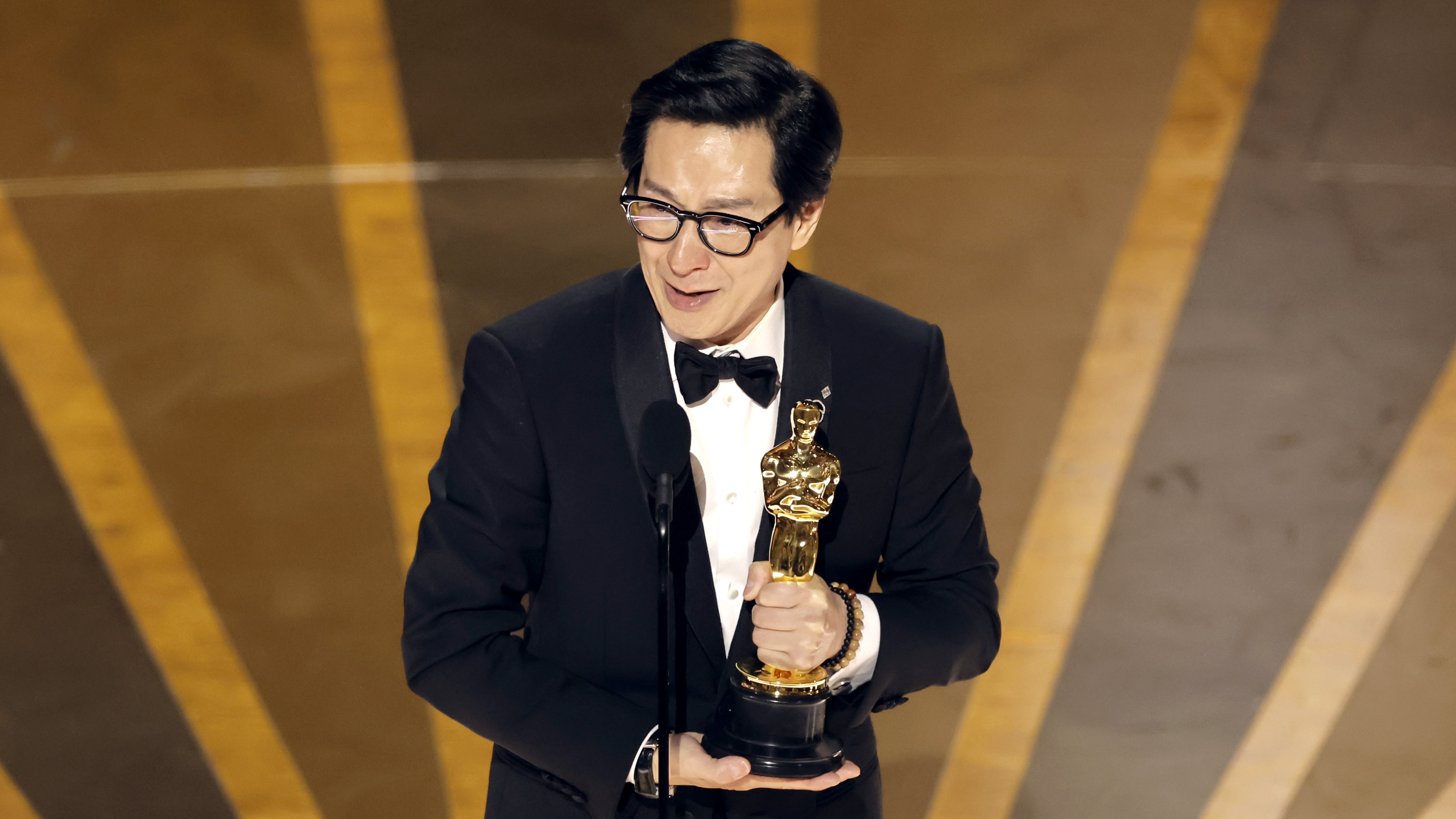 Ke Huy Quan accepting an Oscar
