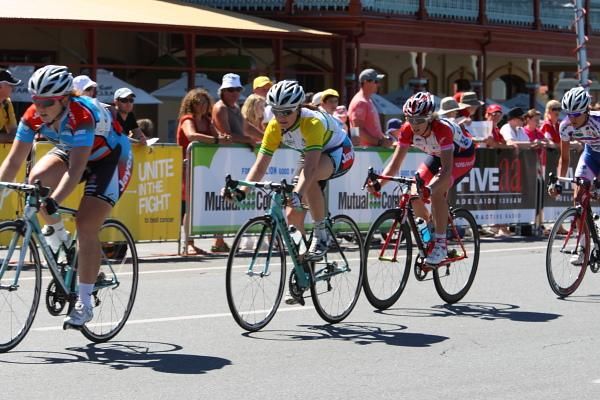 Lauren Kitchen (Jayco-AIS) in the bunch after an acceleration caused some reactions