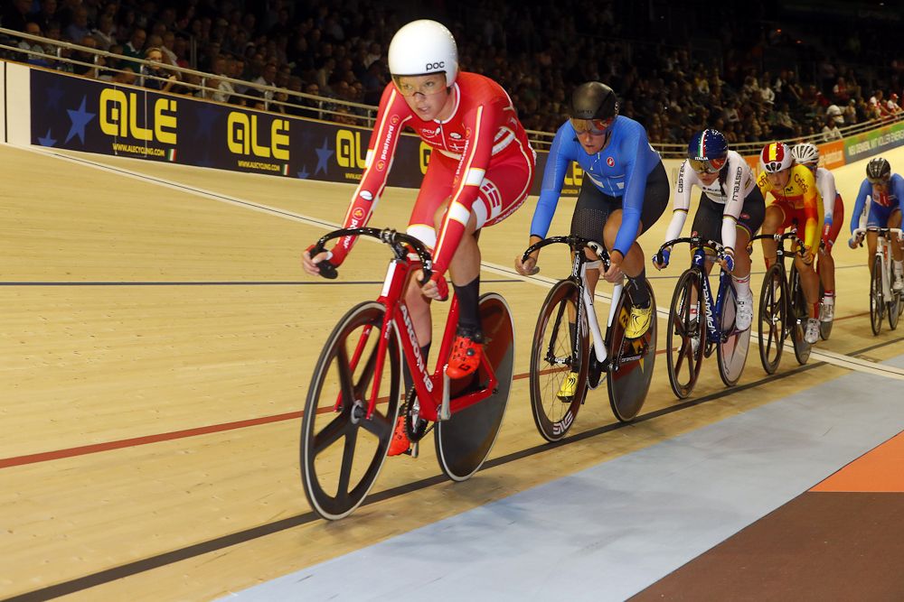 Trine Schmidt (Denmark) leads the bunch in the scratch race
