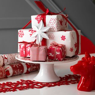 Christmas table centrepiece with cakestand and parcels