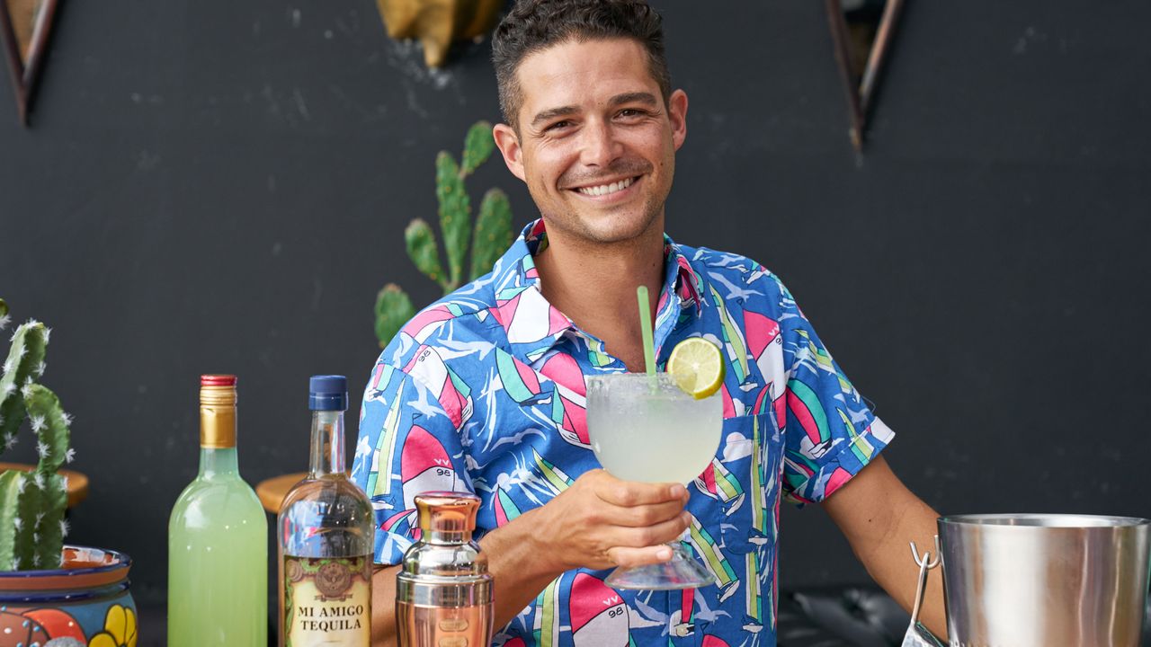 bachelor in paradise host wells adams