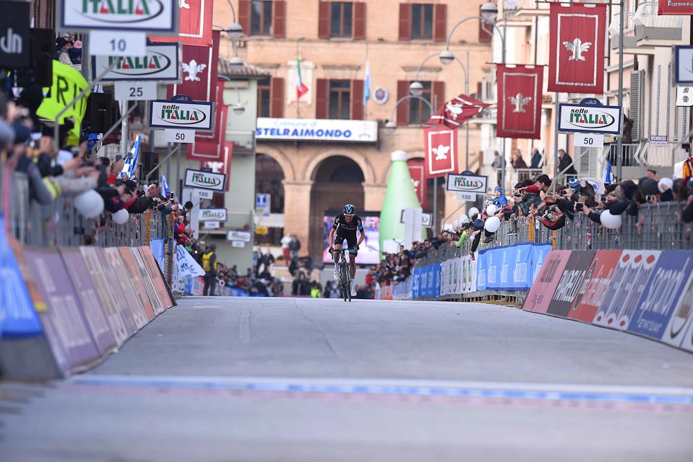 Poels approaches the line.