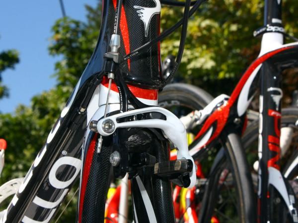 Caisse d'Epargne team bikes get color-matched Campagnolo brakes.