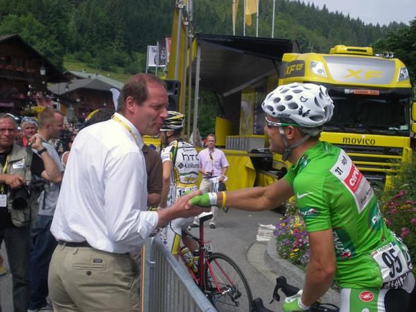 Race boss Christian Prudhomme and Thor Hushovd meet at the start