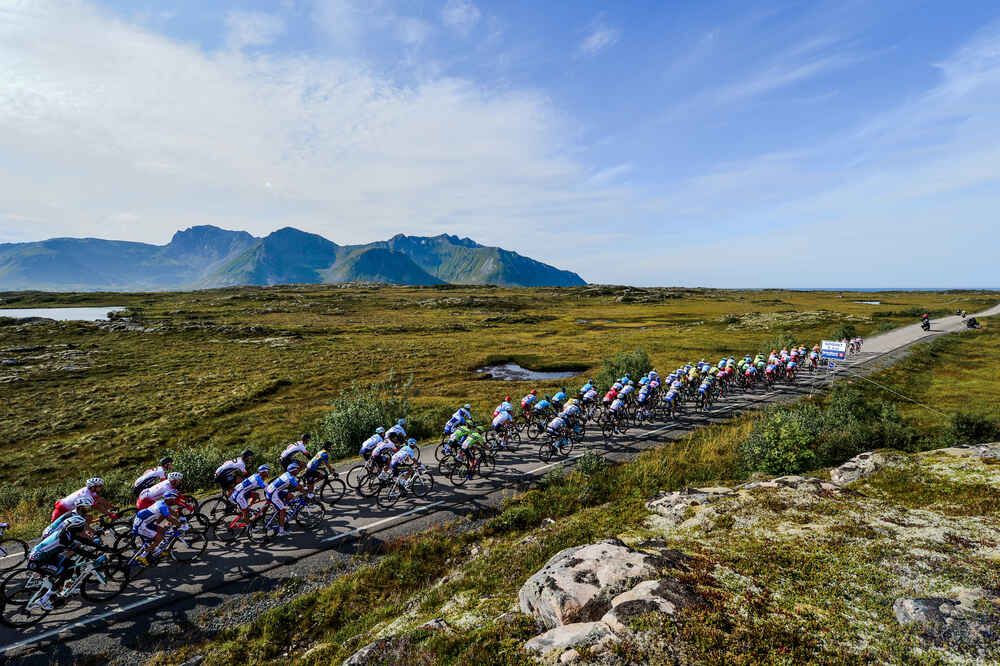 The peloton making their way through the countryside on stage 2