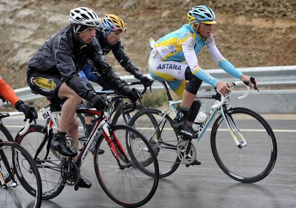 Alberto Contador with no gloves? Huh?