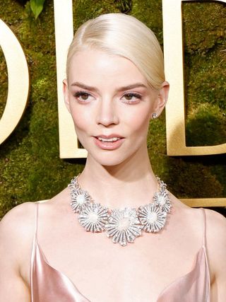 Gaya rambut pinggiran samping Anya Taylor-Joy Golden Globes